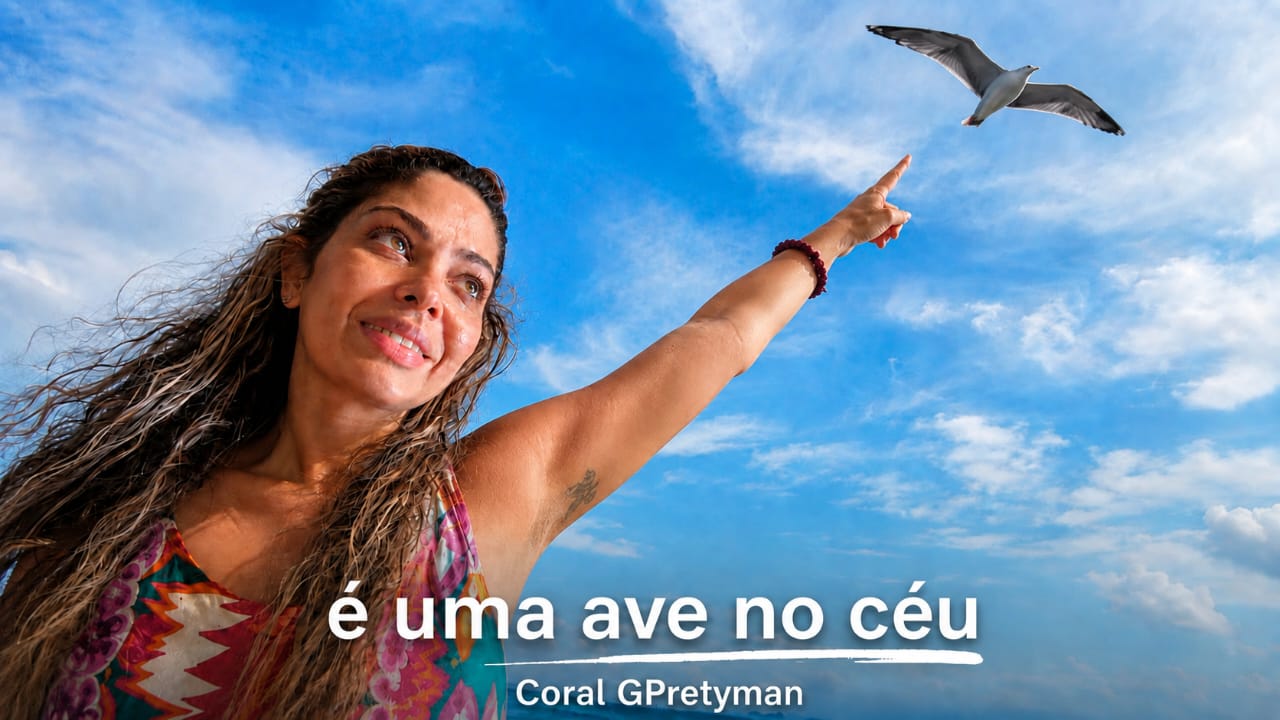 Mulher apontando para uma ave voando no céu azul